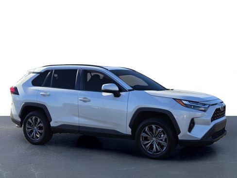 Used 2023 Toyota RAV4 XLE Premium image 5