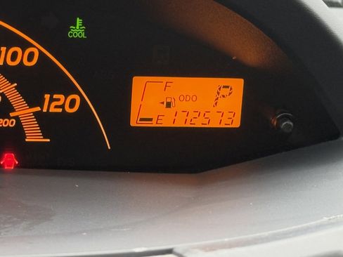 Used 2011 Toyota Yaris 4-Door Hatchback image 30