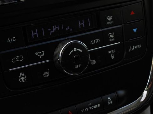 Used 2014 Chrysler Town & Country Touring-L image 42