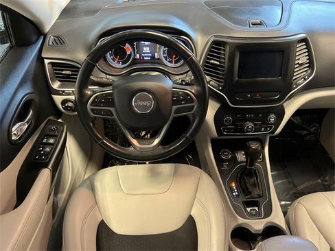 Used 2020 Jeep Cherokee Latitude Plus w/ Cold Weather Group image 19