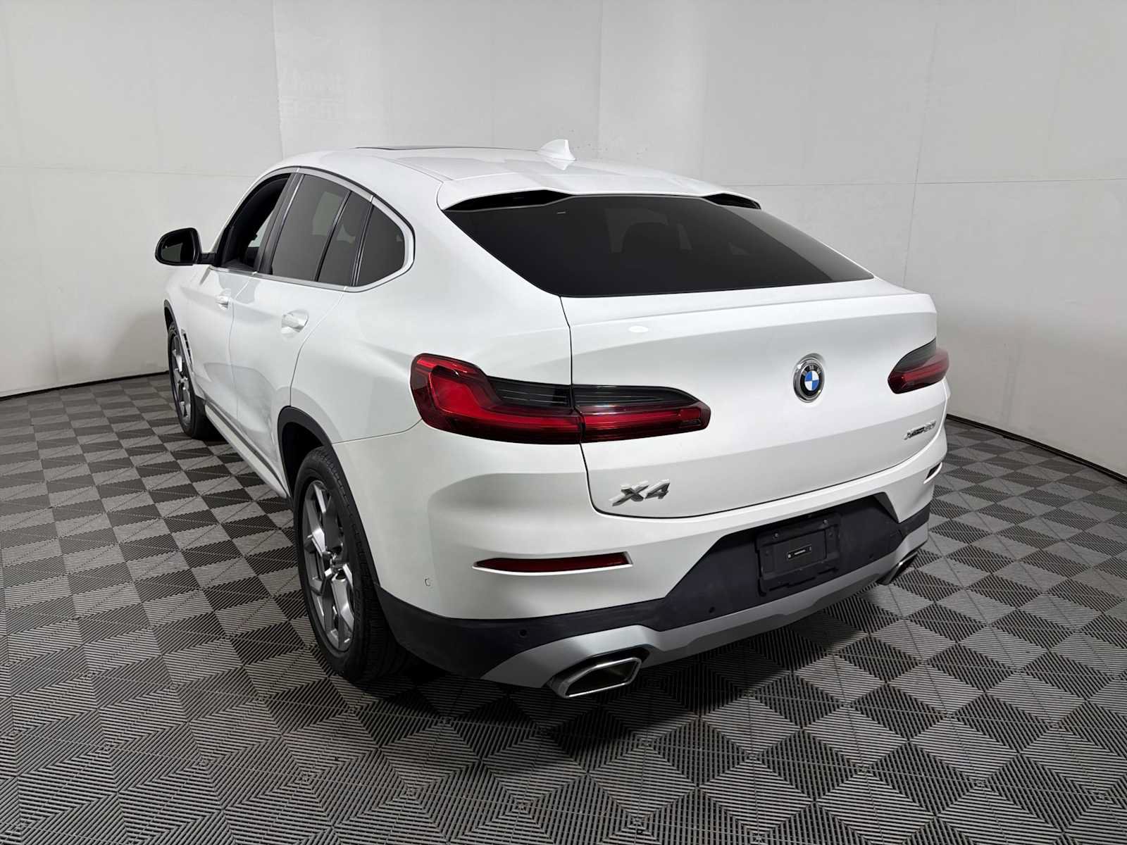 Used 2024 BMW X4 xDrive30i w/ Premium Package AWD/4WD image 5