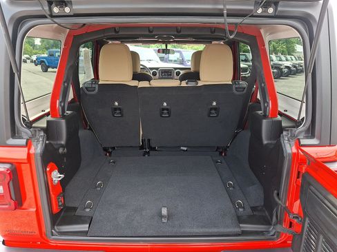 Used 2019 Jeep Wrangler Unlimited Sahara w/ Cold Weather Group AWD/4WD image 28