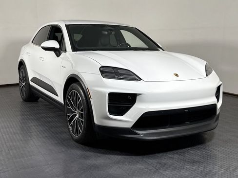 Certified 2025 Porsche Macan 4S Electric AWD/4WD image 9
