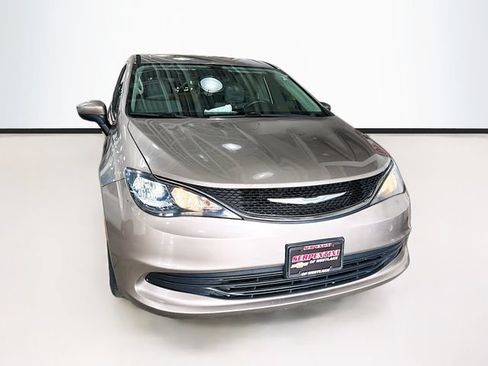 Used 2017 Chrysler Pacifica LX FWD image 3