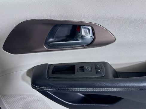 Used 2023 Chrysler Voyager LX image 31
