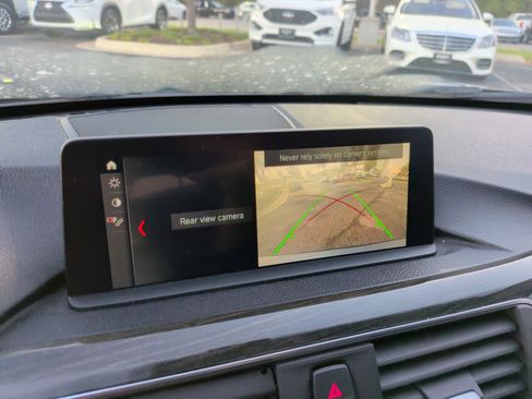 Used 2018 BMW 320i Sedan w/ Premium Package image 22