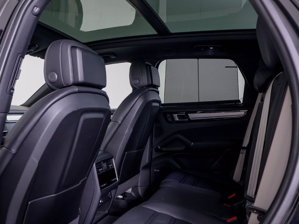 Certified 2023 Porsche Cayenne Platinum Edition AWD/4WD image 8