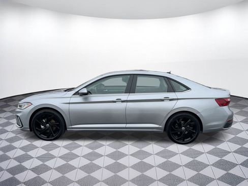 Certified 2025 Volkswagen Jetta SE image 2