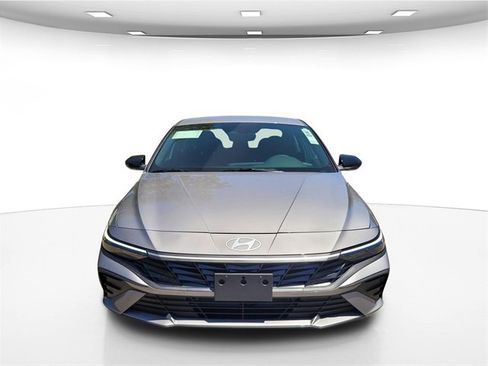 New 2025 Hyundai Elantra SEL image 2