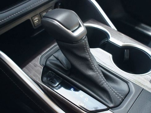 Used 2024 Toyota Highlander Platinum image 12