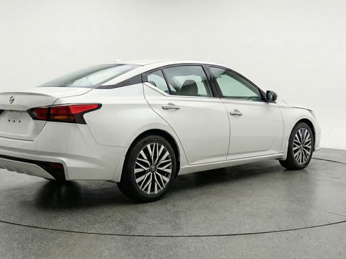 Used 2025 Nissan Altima 2.5 SV FWD image 9