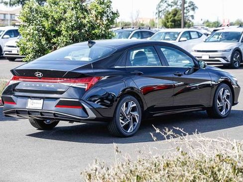New 2026 Hyundai Elantra Limited FWD image 5