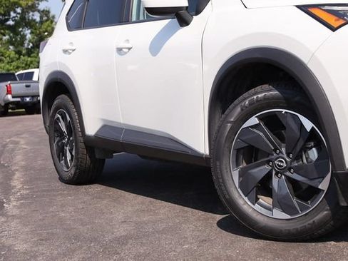 Used 2025 Nissan Rogue SV AWD/4WD image 3
