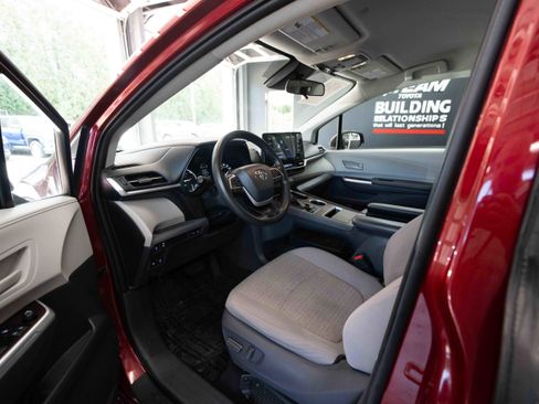 Used 2021 Toyota Sienna LE AWD/4WD image 8