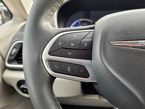 Used 2023 Chrysler Pacifica Touring-L image 22