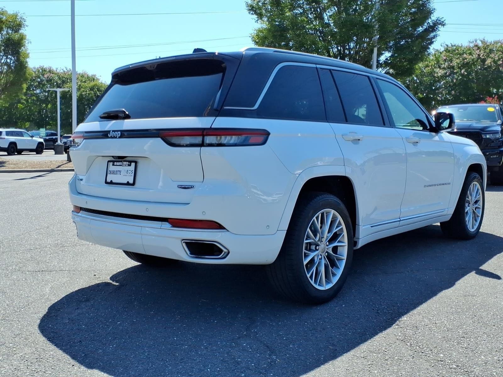 Used 2023 Jeep Grand Cherokee Summit w/ Advanced Protech Group IV AWD/4WD image 2