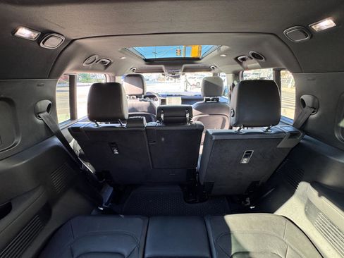 Used 2024 Land Rover Defender 130 X-Dynamic SE image 9