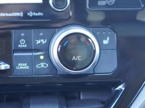 Used 2022 Toyota Highlander XLE image 31