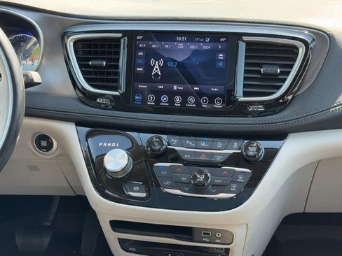 Used 2019 Chrysler Pacifica Limited w/ Tire & Wheel Group FWD image 16
