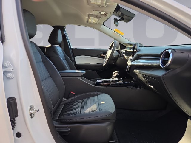 Used 2026 Chevrolet Trax LT w/ LT Convenience Package FWD image 17