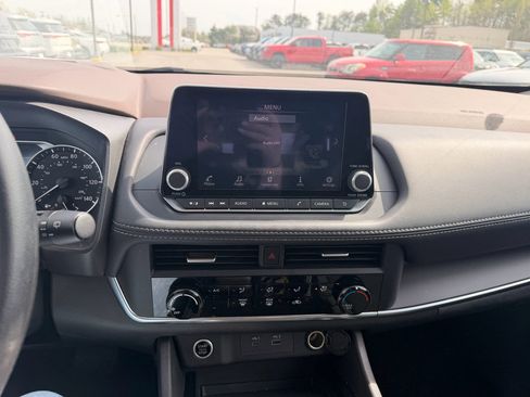 Used 2023 Nissan Rogue S image 11