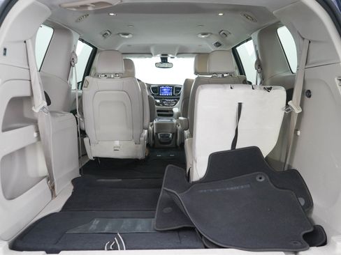 Used 2017 Chrysler Pacifica Touring-L FWD image 9