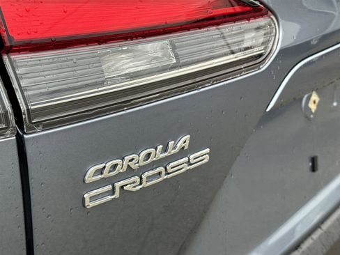 Used 2025 Toyota Corolla Cross XLE w/ Convenience Package image 11