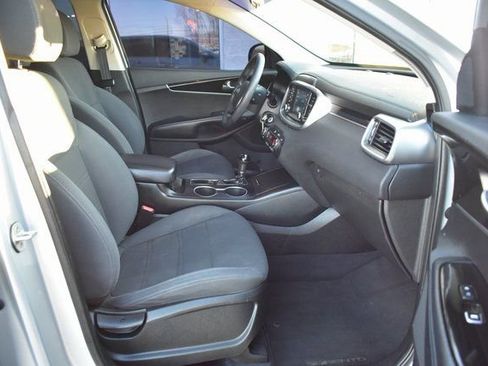 Used 2019 Kia Sorento LX image 38