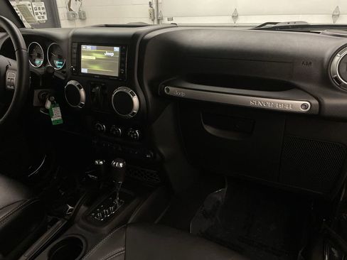 Used 2015 Jeep Wrangler Sahara w/ Connectivity Group AWD/4WD image 12