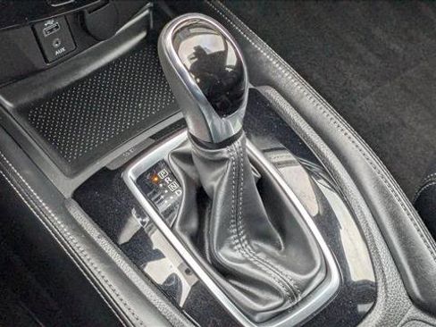 Used 2017 Nissan Rogue SL w/ SL Premium Package image 18