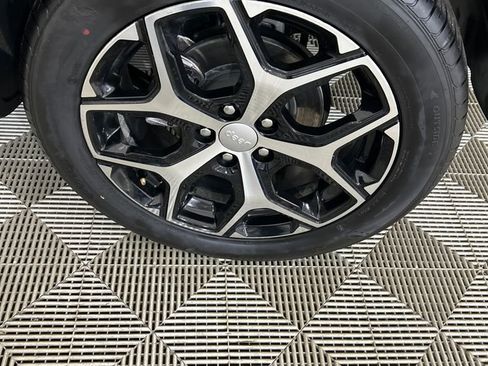 Used 2024 Jeep Compass Limited image 10