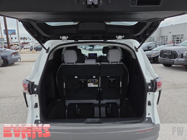 Certified 2025 Toyota Sienna LE FWD image 30