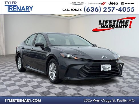Used 2025 Toyota Camry LE image 1