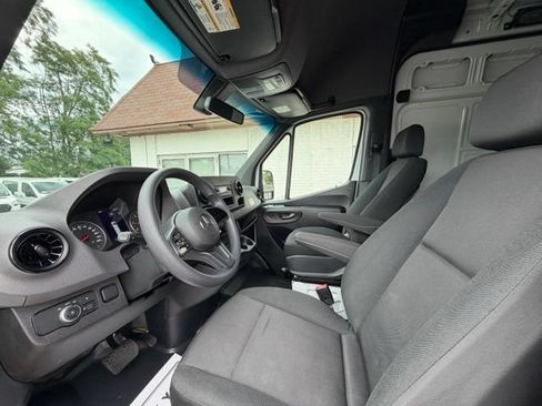 Used 2024 Mercedes-Benz Sprinter 2500 image 8