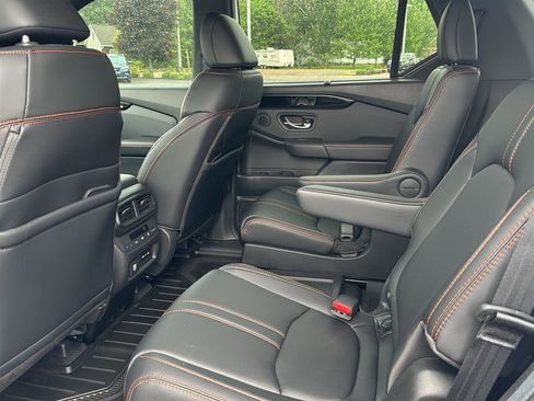 Used 2025 Honda Pilot TrailSport image 12