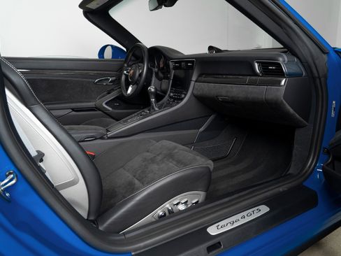 Used 2018 Porsche 911 Targa 4 GTS image 30