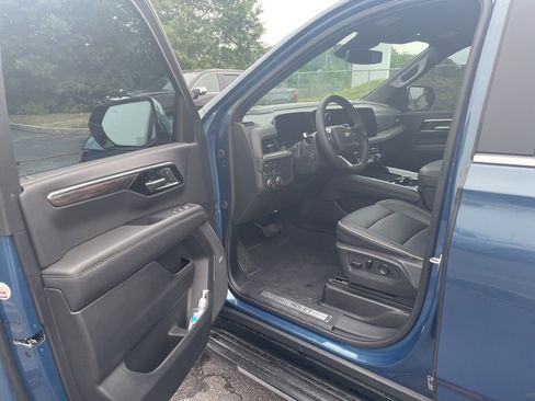 Used 2025 Chevrolet Suburban Premier AWD/4WD image 17