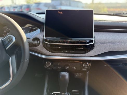 Used 2024 Jeep Compass Latitude image 18