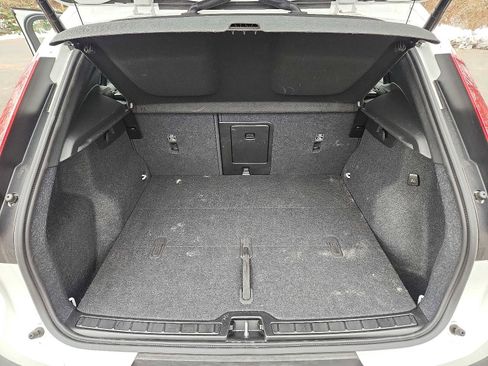 Used 2025 Volvo XC40 B5 Plus image 27