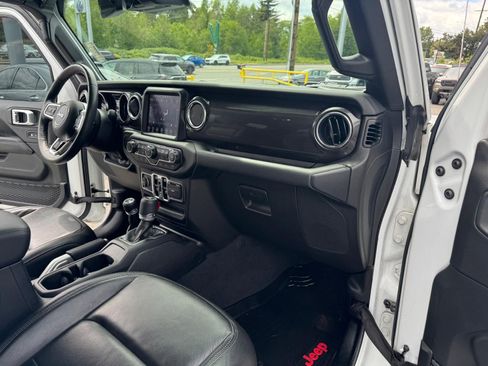 Used 2019 Jeep Wrangler Unlimited Sahara AWD/4WD image 15