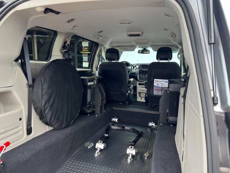Used 2018 Dodge Grand Caravan SE w/ UConnect Hands-Free Group FWD image 45