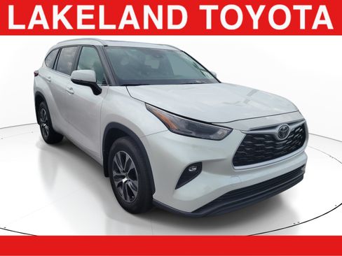 Used 2024 Toyota Highlander XLE FWD image 1