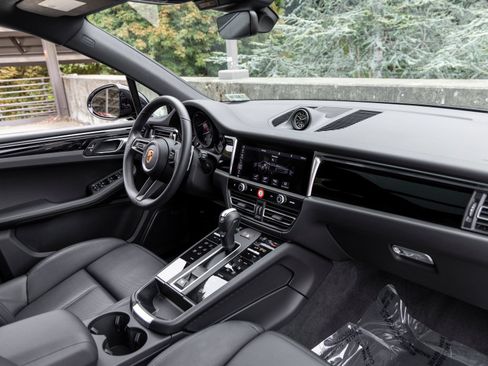 Certified 2026 Porsche Macan AWD/4WD image 58