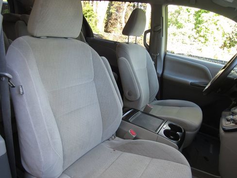 Used 2015 Toyota Sienna LE FWD image 19