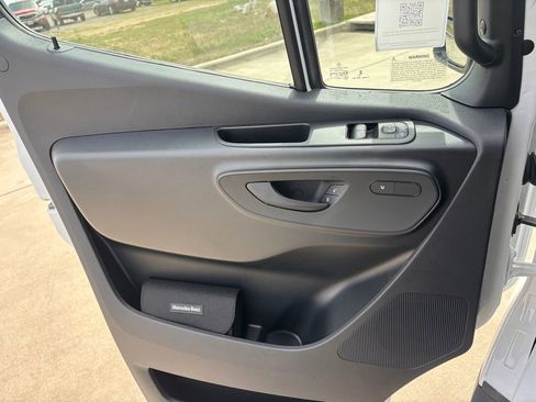Used 2025 Mercedes-Benz Sprinter 2500 image 16