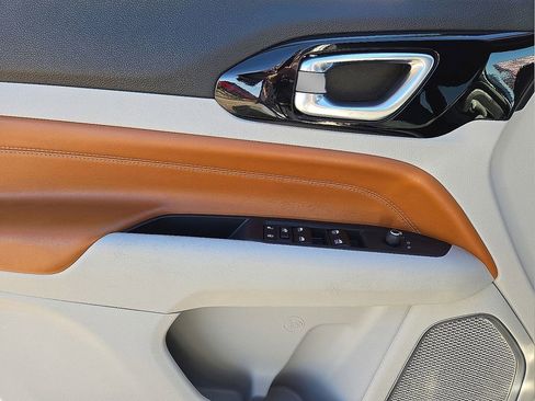 Used 2023 Jeep Compass Limited image 20