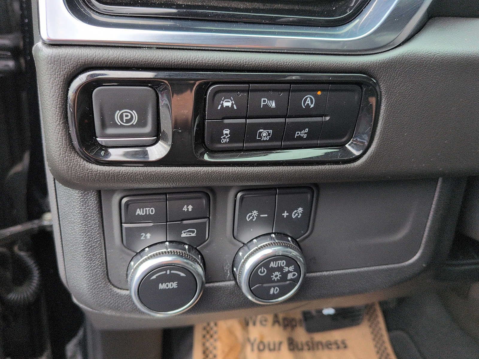 Used 2025 GMC Yukon XL Denali AWD/4WD image 17