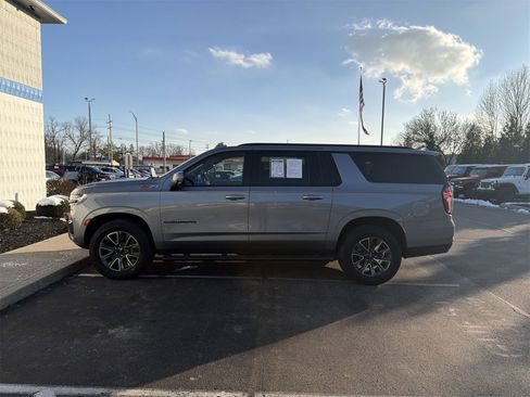 Used 2023 Chevrolet Suburban Z71 w/ Luxury Package image 5
