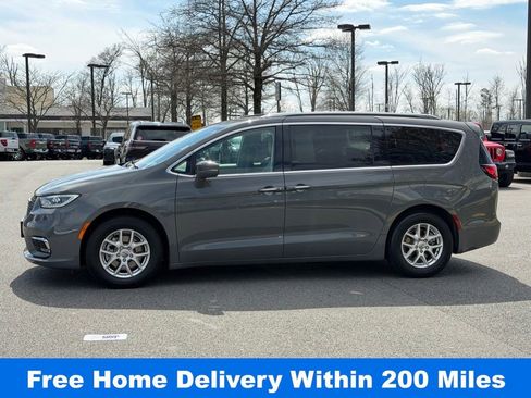 Used 2021 Chrysler Pacifica Touring-L w/ Uconnect Theater Family Group image 10