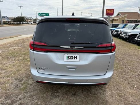 Certified 2024 Chrysler Pacifica Touring-L image 6